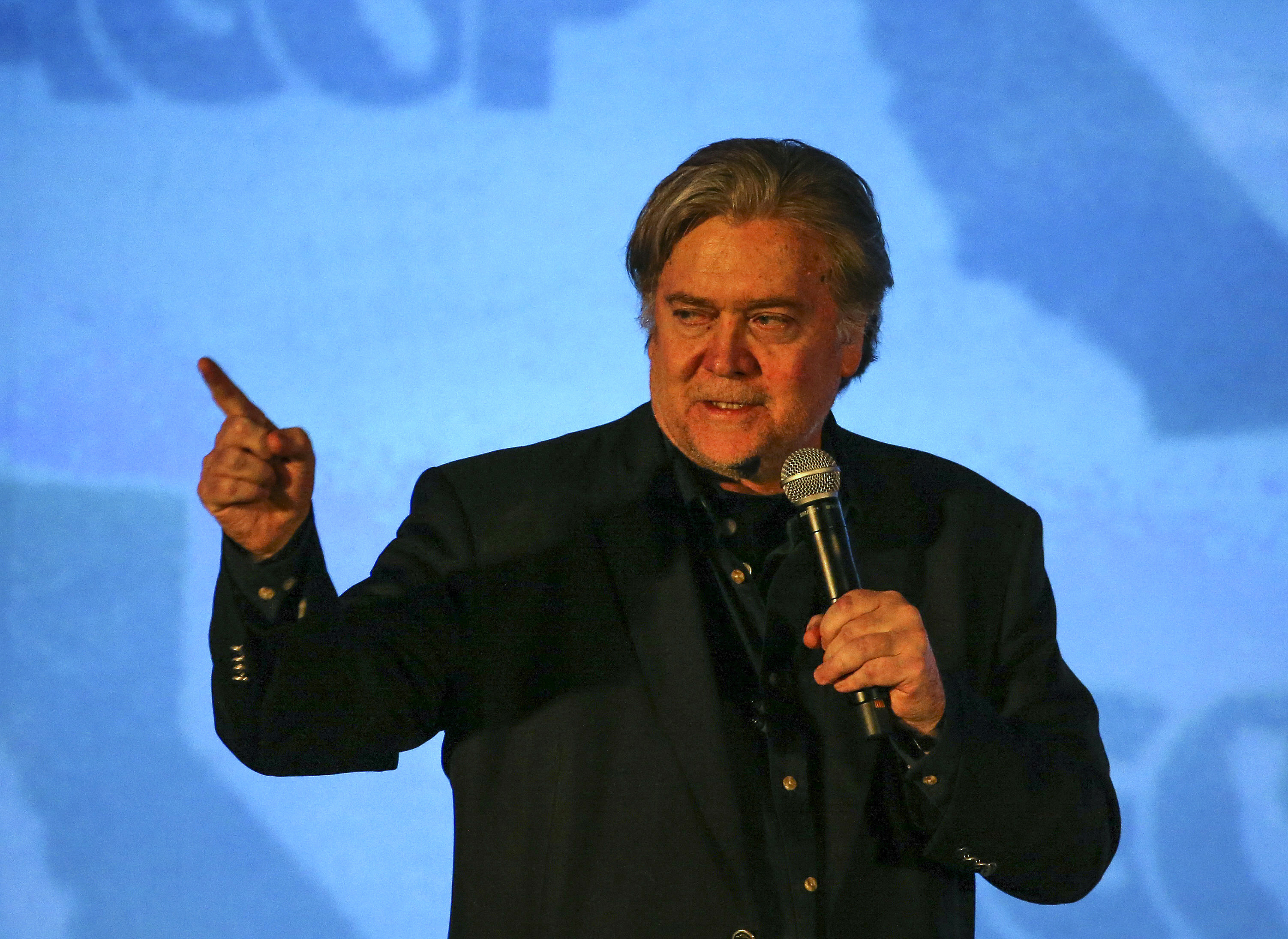 Steve Bannon steps down from Breitbart