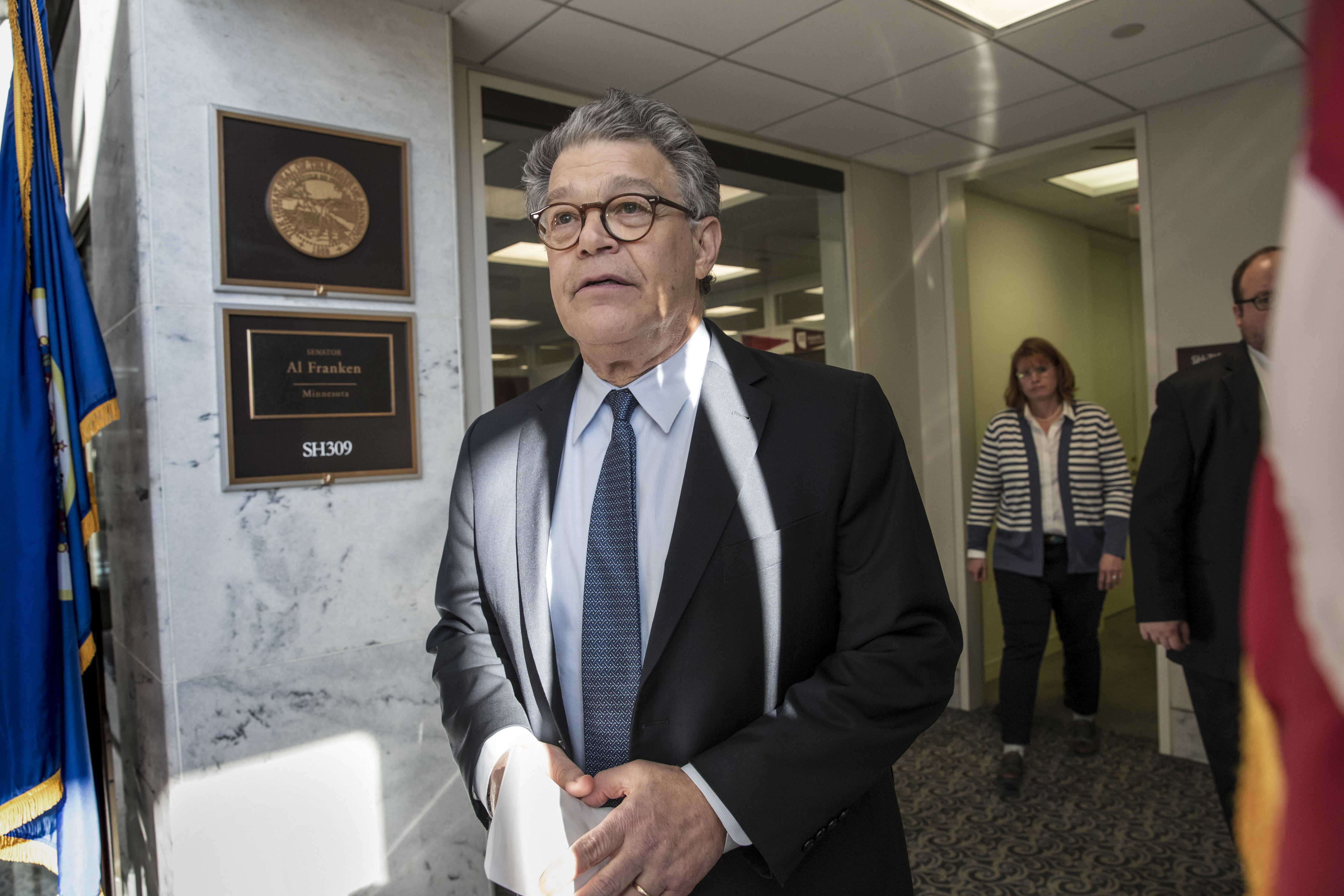 Democratic senators call for Franken to resign